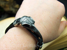 Charger l'image dans la galerie, Bracelet ajustable crâne de corbeau cuir et acier