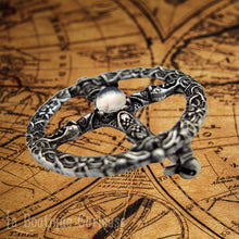 Load image into Gallery viewer, Broche Roue solaire et pierre de lune