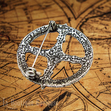 Load image into Gallery viewer, Broche Roue solaire et pierre de lune
