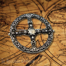 Load image into Gallery viewer, Broche Roue solaire et pierre de lune
