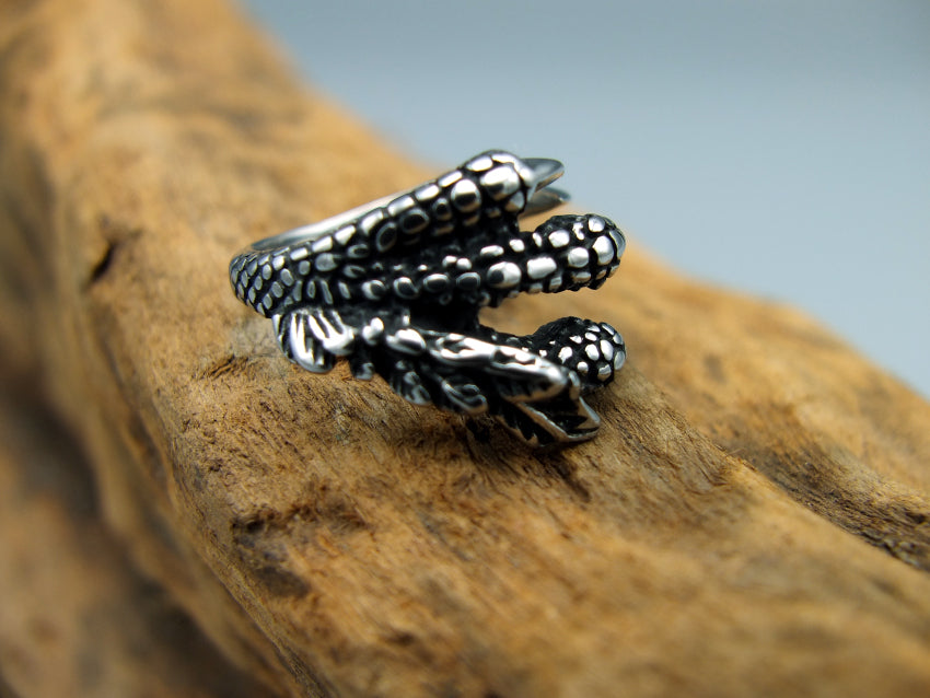 Bague gothique medieval griffe de dragon en acier La Boutique Curieuse