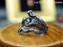 Laden Sie das Bild in den Galerie-Viewer, Bague pieuvre tentacules homme et femme style steampunk gothique en acier inoxydable. Bague kraken style corset cage thoracique. Bijoux gothiques et steampunk Toulouse France