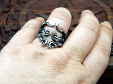 Laden Sie das Bild in den Galerie-Viewer, Bague pieuvre tentacules style steampunk gothique en acier inoxydable. Bague kraken style corset cage thoracique. Bijoux gothiques et steampunk Toulouse France