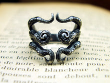 Laden Sie das Bild in den Galerie-Viewer, Bague pieuvre tentacules style steampunk gothique en acier inoxydable. Bague kraken style corset cage thoracique. Bijoux gothiques et steampunk Toulouse France