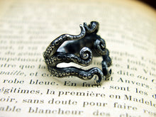 Laden Sie das Bild in den Galerie-Viewer, Bague Cthulhu tentacules style steampunk gothique en acier inoxydable. Bague kraken style corset cage thoracique. Bijoux gothiques et steampunk Toulouse France
