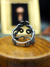Laden Sie das Bild in den Galerie-Viewer, Bague pieuvre tentacules style steampunk gothique en acier inoxydable. Bague kraken style corset cage thoracique. Bijoux gothiques et steampunk Toulouse France