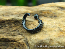 Charger l'image dans la galerie, Boucle d'oreille ou piercing homme et femme tentacule de pieuvre kraken style steampunk acier chirurgical