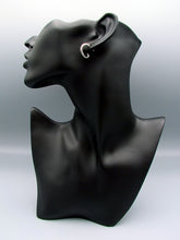 Charger l'image dans la galerie, Boucle d'oreille ou piercing homme et femme tentacule de pieuvre kraken style steampunk acier chirurgical portée sur mannequin