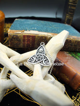 Charger l'image dans la galerie, Pendentif Triquetra + chaîne