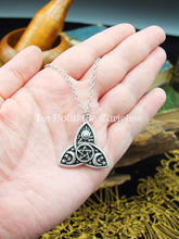 Charger l'image dans la galerie, Pendentif Triquetra + chaîne
