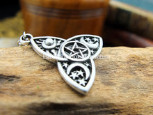 Charger l'image dans la galerie, Pendentif Triquetra + chaîne