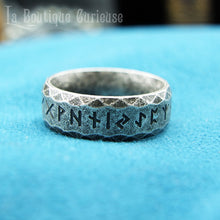 Charger l&#39;image dans la galerie, Anneau effet martelé viking homme grande taille force courage guerrier, runes ancien Futhark gravées. Anneau nordique couleur argent vielli. Alliances hommes Toulouse