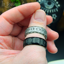 Charger l&#39;image dans la galerie, Bague viking homme grande taille force courage guerrier, runes ancien Futhark gravées. Anneau couleur noir, alliance homme viking Toulouse