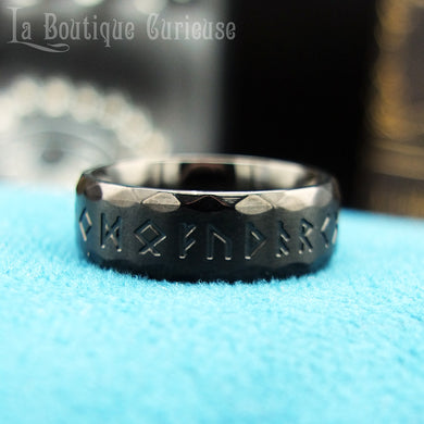 Bague viking homme grande taille force courage guerrier, runes ancien Futhark gravées. Anneau couleur noir, alliance homme viking