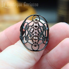 Load image into Gallery viewer, Bague ajustable protection énergies négatives cube de Metatron, protection énergétique, bijoux ésotériques Toulouse France, bague noir acier femme.