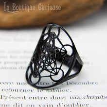 Load image into Gallery viewer, Bague ajustable protection énergies négatives cube de Metatron, protection énergétique, bijoux ésotériques Toulouse France, bague noir acier inoxydable femme.