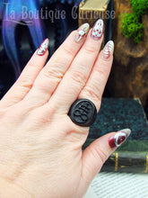 Charger l'image dans la galerie, Bague sceau noire symbole alchimique Croix de soufre portée sur une main avec manucure gothique.