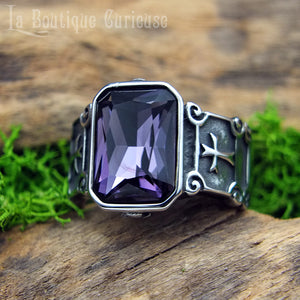 Chevalière acier pierre style améthyste gothique templier avec croix latine gravée. Bague rectangulaire gothique homme et femme pierre violette taillée spiritualité, générosité, force, droiture. 