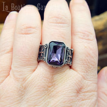 Charger l&#39;image dans la galerie, Chevalière acier pierre style améthyste gothique templier avec croix latine gravée. Bague rectangulaire gothique homme et femme pierre violette taillée spiritualité, générosité, force, droiture. 