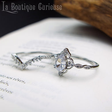 Ensemble bagues retro empilables pas chères, style bague de fiançailles solitaire halo en poire et bague d'éternité en chevron. Bagues plaquées argent serties de pierres en oxyde de zirconium. Bagues femmes retro chic mariage Toulouse.