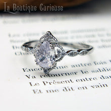 Charger l&#39;image dans la galerie, Ensemble bagues retro empilables pas chères, style bague de fiançailles solitaire halo en poire et bague d&#39;éternité en chevron. Bagues plaquées argent serties de pierres en oxyde de zirconium. Bagues femmes retro chic mariage Toulouse.