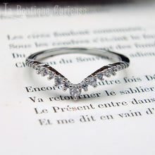 Charger l&#39;image dans la galerie, Ensemble bagues retro empilables pas chères, style bague de fiançailles solitaire halo en poire et bague d&#39;éternité en chevron. Bagues plaquées argent serties de pierres en oxyde de zirconium. Bagues femmes retro chic mariage Toulouse.