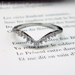 Ensemble bagues retro empilables pas chères, style bague de fiançailles solitaire halo en poire et bague d'éternité en chevron. Bagues plaquées argent serties de pierres en oxyde de zirconium. Bagues femmes retro chic mariage Toulouse.