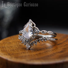 Charger l&#39;image dans la galerie, Ensemble bagues retro empilables pas chères, style bague de fiançailles solitaire halo en poire et bague d&#39;éternité en chevron. Bagues plaquées argent serties de pierres en oxyde de zirconium. Bagues femmes retro chic mariage Toulouse.