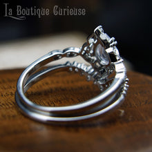 Charger l&#39;image dans la galerie, Ensemble bagues retro empilables pas chères, style bague de fiançailles solitaire halo en poire et bague d&#39;éternité en chevron. Bagues plaquées argent serties de pierres en oxyde de zirconium. Bagues femmes retro chic mariage Toulouse.