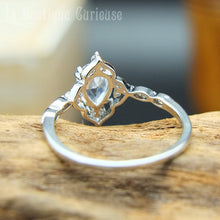 Charger l&#39;image dans la galerie, Ensemble bagues retro empilables pas chères, style bague de fiançailles solitaire halo en poire et bague d&#39;éternité en chevron. Bagues plaquées argent serties de pierres en oxyde de zirconium. Bagues femmes retro chic mariage Toulouse.
