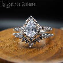 Charger l&#39;image dans la galerie, Ensemble bagues retro empilables pas chères, style bague de fiançailles solitaire halo marquise  en poire et bague d&#39;éternité en chevron. Bagues plaquées argent serties de pierres en oxyde de zirconium. Bagues femmes retro chic mariage Toulouse.