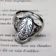 Charger l&#39;image dans la galerie, Bague style art déco années folles scarabée stylisé argent bleu. Bague style retro vintage années 20 look steampunk.