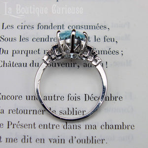 Bague style art déco femme pas chère plaquée argent et imitation aigue marine et diamants. Bague retro années folles 1920 femme petite taille.