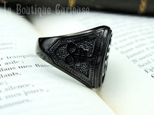 Charger l'image dans la galerie, Chevalière alchimique croix de Léviathan noire vue de profil, en acier noir.