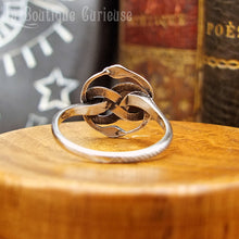 Charger l&#39;image dans la galerie, Bague acier Auryn L&#39;Histoire sans fin pour cinéphiles passionnés de cinéma serpent enlacés Ouroboros infini style gothique