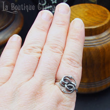 Charger l&#39;image dans la galerie, Bague acier Auryn L&#39;Histoire sans fin pour cinéphiles passionnés de cinéma serpent enlacés Ouroboros infini style gothique