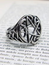 Laden Sie das Bild in den Galerie-Viewer, Bague pentacle et nœuds celtiques symbole de protection  en acier