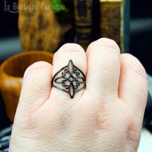 Charger l&#39;image dans la galerie, Bague femme noire pas chère noeud de sorcière acier. Protection puissante, symbole recharge énergétique, bague ésotérique wicca magie gothique. Bijoux ésotériques Toulouse