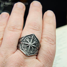 Charger l'image dans la galerie, Bague homme grande taille en acier inoxydable design boussole vintage portée sur main