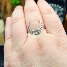 Charger l&#39;image dans la galerie, Bague femme acier argent croissant de lune et phases de la lune. Bague magie wicca rituel féminin sacré fertilité. Bague ésotérique sorcière Toulouse pleine lune