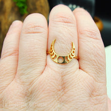 Charger l&#39;image dans la galerie, Bague femme acier or croissant de lune et phases de la lune. Bague magie wicca rituel féminin sacré fertilité. Bague ésotérique sorcière Toulouse pleine lune