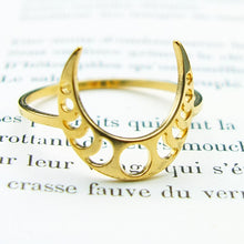 Charger l&#39;image dans la galerie, Bague femme acier or croissant de lune et phases de la lune. Bague magie wicca rituel féminin sacré fertilité. Bague ésotérique sorcière Toulouse pleine lune