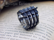 Laden Sie das Bild in den Galerie-Viewer, Bague gothique nécromancien homme et femme squelette os cage thoracique côtes et vertèbres. Bague gothique grande taille acier inoxydable.  Bijoux gothique Toulouse France.