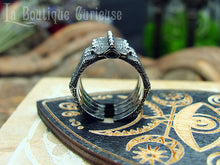 Load image into Gallery viewer, Bague gothique nécromancien homme et femme squelette os cage thoracique côtes et vertèbres. Bague gothique grande taille acier inoxydable.  Bijoux gothique Toulouse France.