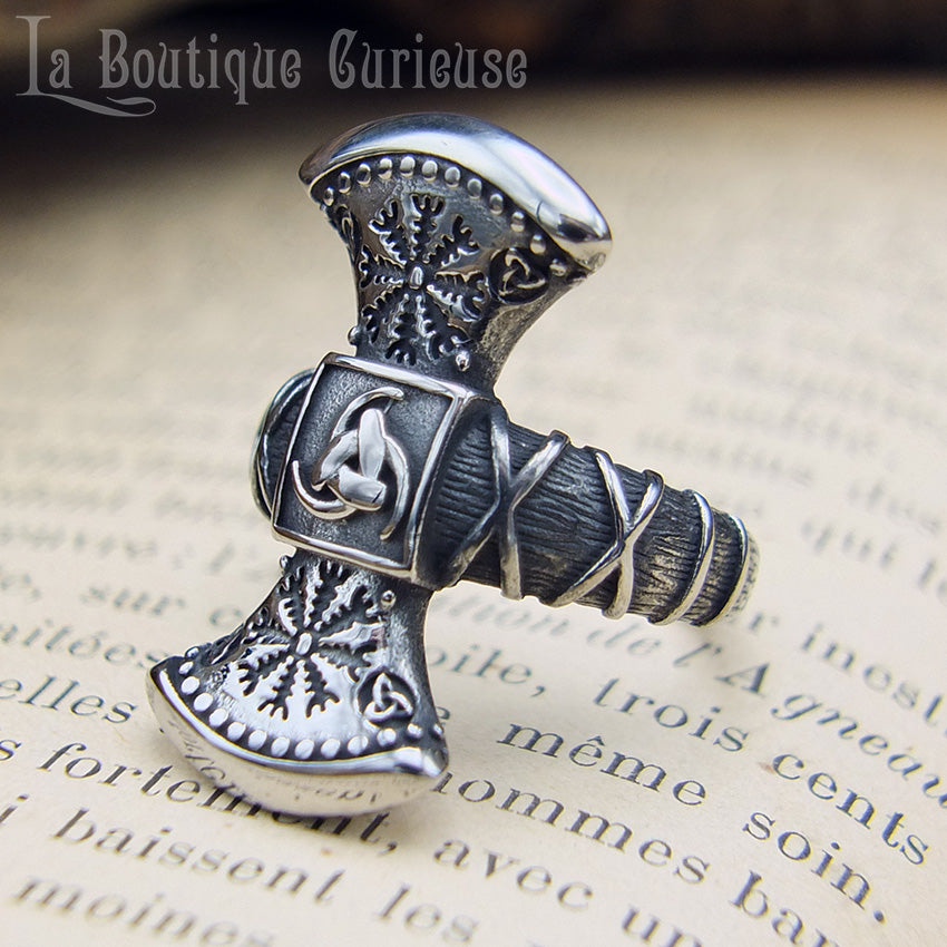 Bague homme viking arme guerrier double hache en acier. Symboles du Valknut et de l'Aegishalmur pour protection, force et courage. Anneau texturé imitation bois. Bijoux viking Toulouse France