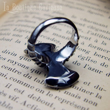 Charger l&#39;image dans la galerie, Bague homme viking arme guerrier double hache en acier. Symboles du Valknut et de l&#39;Aegishalmur pour protection, force et courage. Anneau texturé imitation bois. Bijoux viking Toulouse France