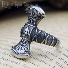 Charger l&#39;image dans la galerie, Bague homme viking arme guerrier double hache en acier. Symboles du Valknut et de l&#39;Aegishalmur pour protection, force et courage. Anneau texturé imitation bois. Bijoux viking Toulouse France