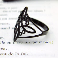 Charger l&#39;image dans la galerie, Bague femme noire pas chère noeud de sorcière acier. Protection puissante, symbole recharge énergétique, bague ésotérique wicca magie gothique. Bijoux ésotériques Toulouse