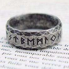 Charger l&#39;image dans la galerie, Bague viking homme grande taille force courage guerrier, runes ancien Futhark gravées. Anneau couleur argent vielli. Bijoux runiques viking Toulouse