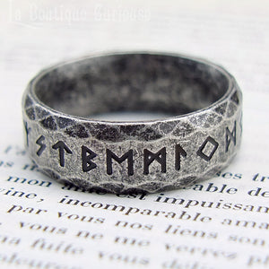 Bague viking homme grande taille force courage guerrier, runes ancien Futhark gravées. Anneau couleur argent vielli. Bijoux runiques viking Toulouse